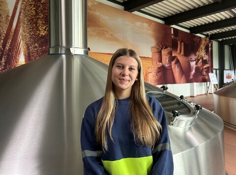 Auszubildende Jana Schneider startet ihre Lehre als Brauerin und Mälzerin in der Kulmbacher Brauerei - hier im Sudhaus zu sehen