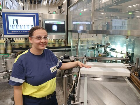 Auszubildende_Mia_Stepahn_an_ihrem_Arbeitsplatz_in_der_Sternquell_Brauerei
